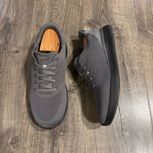 Kizik Lima Graphite Gray Hands Free Slip-on Sneakers Men’s size 10.5